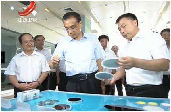 2016年8月23日，江西省省委书记鹿心社（左一），王敏博士（右一）陪同李克强总理在晶能光电考察.jpg