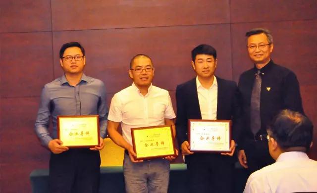 09吴晓波院长(右1)向携住科技代表陈海滨(右2)、叶明(左1)、程仙明(左2)颁发企业导师证书.jpg
