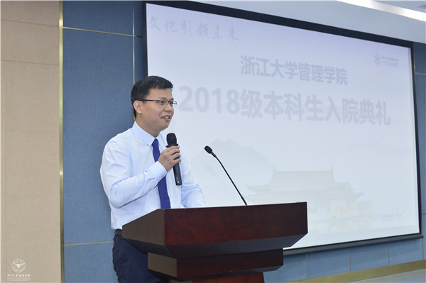 青年教师代表、环球网页版副教授莫申江发言 (2).jpg